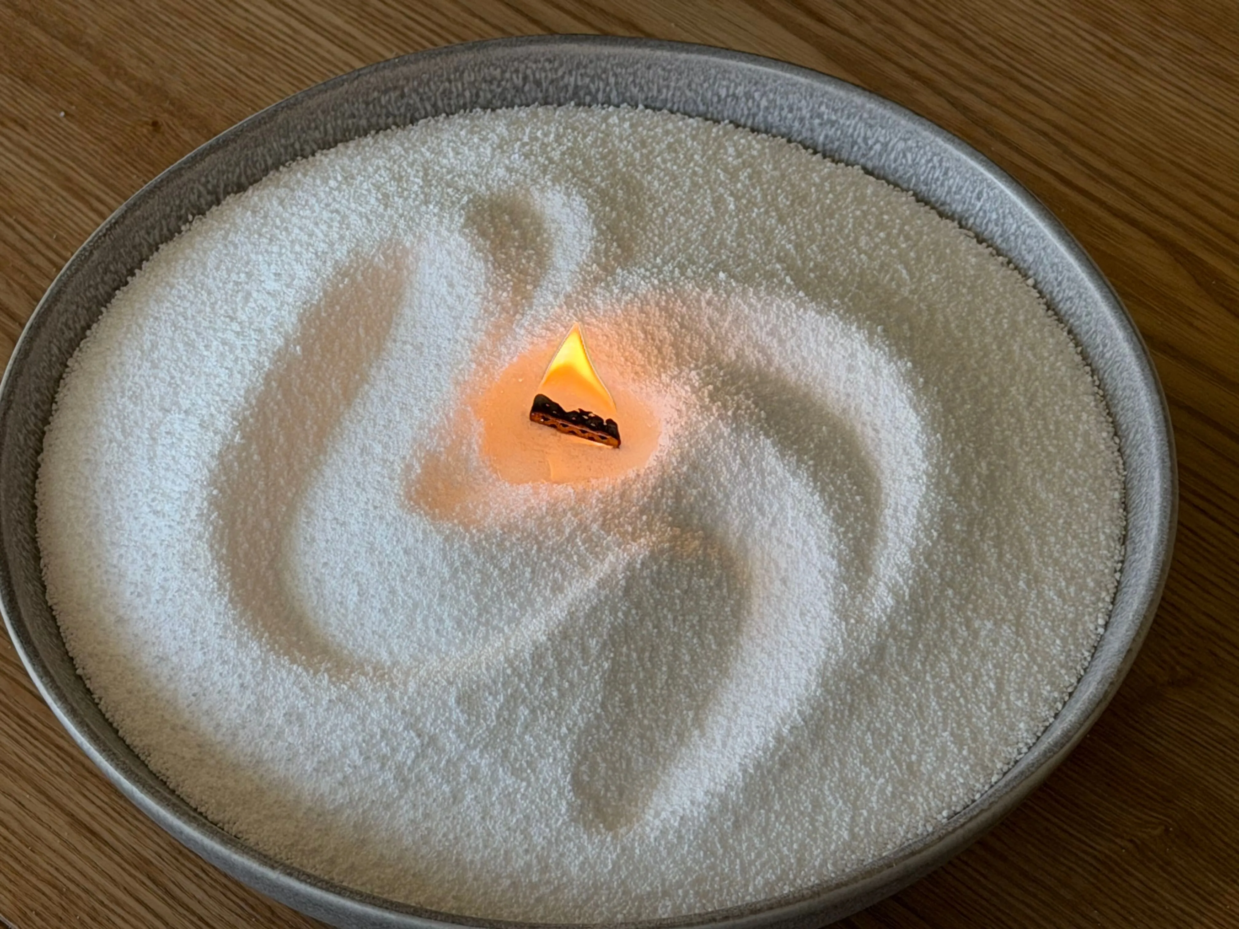 Hvite lysperler i skål
